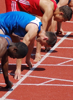 Start zum 100m-Endlauf der Mnner mit A. Kosenkow