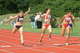 Die drei Ersten in der WJB ueber 100m (von links Maike Dix/Moerser SC, Mareike Peters und Sorina Nwachukwu/beide TSV Bayer Leverk) liefen starke Zeiten