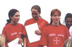 Auch den Titel ber 3x800 m holten sich die Bayer-Mdels und bewiesen damit ihre auerordentliche Vielseitigkeit. V.l.n.r. Natascha Rother, Daniele Klein und Frauke de Haan