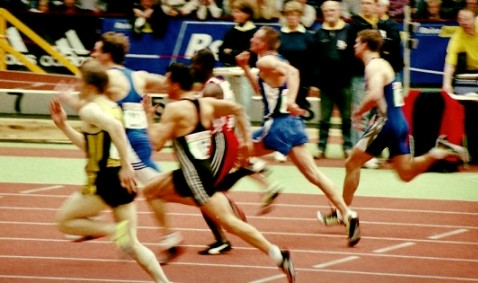 Einer der Doppelsieger der Jugendhallenmeisterschaften war Till Helmke (60m/200m). Hier fhrt er im 60m-Lauf bereits nach 40m das Feld an.