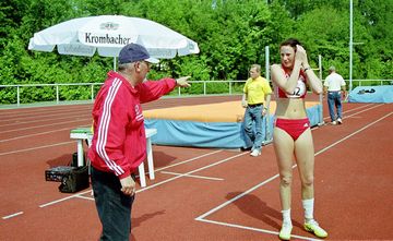 Maike bekommt Tipps von Trainer Manfred Fink