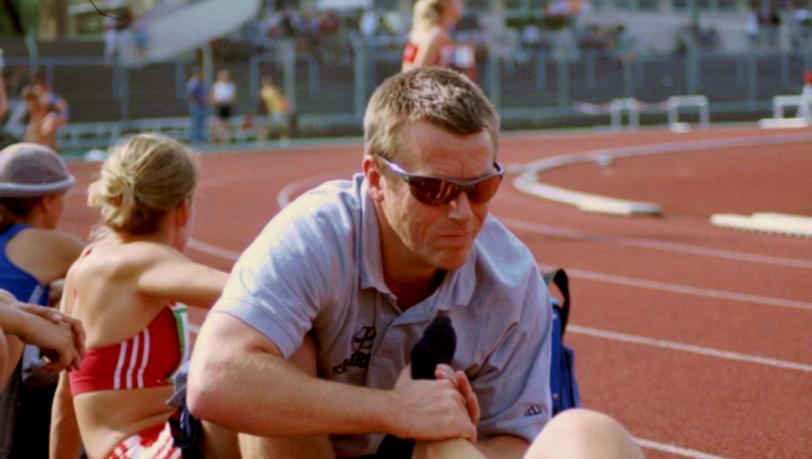 Frank Zander, der Physiotherapeut des TSV Bayer Leverkusen, hatte beim Hochsprung alle Hnde voll zu tun mit den Fen der Athletinnen