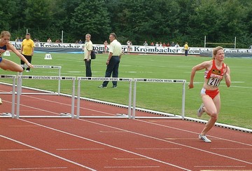 Sophie Krauel kam als frischgebackene Jugendeuropameisterin ueber die Huerden nach Wesel und konnte auch hier ihre Klasse in 13,51 sec. demonstrieren und lie Christine Schulz trotz Bestzeit von 14,14 sec. keine Chance