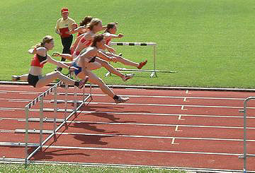 100m Huerden der WJA: An der 1. Huerde sind alle fast noch gleichauf. Doch am Ende siegte Doris Quack vom TSV Bayer Leverkusen klar in 15,15sec