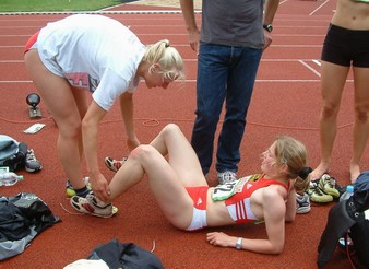 Sophie Krauel hatte sich ueber 800m so verausgabt, dass ihre Vereinkameradin Annett Wiechmann ihr erst einmal wieder die Beine lockern musste.