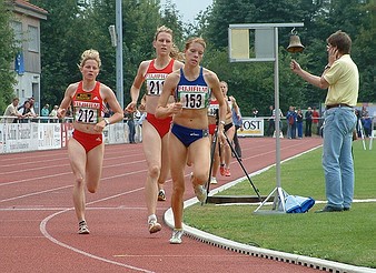 Diese Position konnte sie auf 800m allerdings nicht behaupten und musste sowohl Christine Schulz als auch Sophie Krauel, die sich einen erbitterten Zweikampf lieferten, an sich vorbeiziehen lassen.