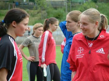 Mareike Peters, 200m-Siegerin, unterhlt sich mit Wiebke Bogdan, 2. ber 100 und 3. ber 200m (rechts)