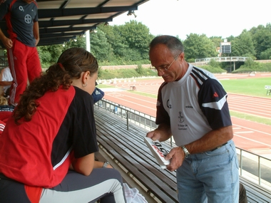 Ein Mann fuer alle Faelle: H.J. Mertznich bei der Startnummernausgabe mit Natascha Rother in Mnchengladbach