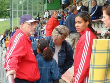 Trainer Manfred Fink im Gesprch mit Sprinttalent Sorina Nwachukwu