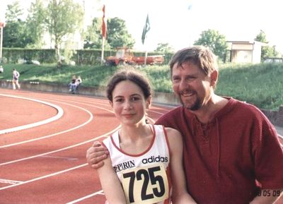 Winfried Hopp, Trainer der Leverkusener A-Schlerinnen mit Natascha Rother bei den Kreismeisterschaften 1998 in Leverkusen