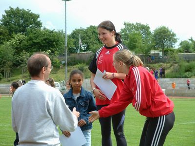 Auch bei der Siegerehrung fr die 200 m musste Alina Nwachukwu die groe Schwester vertreten