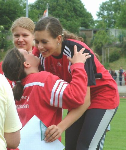 Natascha Rother, Speerwurfsiegerin, nimmt die Gratulation von Mannschaftskameradin Katrin Mller entgegen