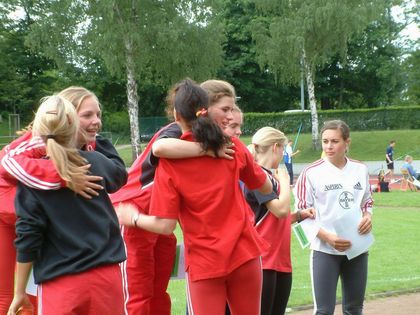 Beinahe unter sich waren die A-Jugendlichen vom TSV Bayer Leverkusen bei der Weitsprung Siegerehrung
