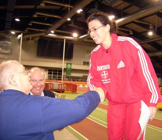 Die Bayer-Athleten errangen Siege im Hochsprung durch Kristin Maybach (W35/1,56 m), 
