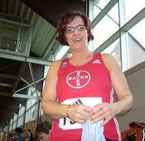 und Angelika Heidemann (W50/1,29m).