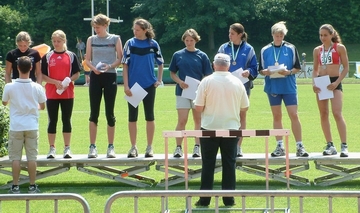 Im Speerwurf kam dieSiegerin Scarlett Duffert erstmals ber 40m (2. von rechts), ganz rechts Natascha Rother (2.), links neben Scarlett die berraschungsdritte Miriam Esser.