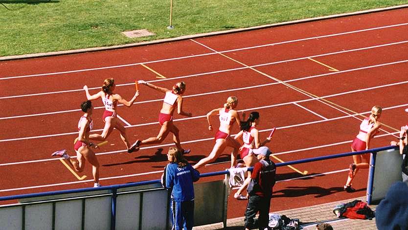 Ein guter Staffellauf ist fr den Sieg enorm wichtig. Beim ersten Wechsel von Mareike Peters auf Anna Kraft lag die Bayer-Staffel bereits vorne, und diese Reihenfolge konnte auch bis zum Ende gehalten werden!