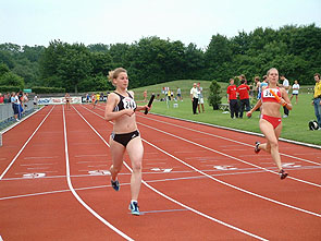 Zieleinlauf der Staffeln der WJA. Die 2. Leverkusener Staffel mit Wiebke Halbach (rechts) wurde insgesamt Dritte,verpasste aber leider die deutsche Quali um 41/100.