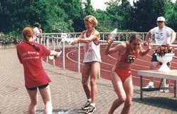 Mit einer Wasserschlacht feierten die A-Schlerinnen des TSV Bayer Leverkusen die Qualifikation von zwei Mannschaften zu den Deutschen Schlermehrkampfmeisterschaften 1999 in Ahlen