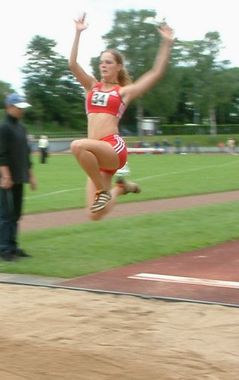 Doris Quack, wie Flo Khnert vom TSV Bayer Leverkusen, konnte an diesem Tag die 5,50m-Marke nicht knacken und musste mit 5,43m und Platz 2 vorlieb nehmen