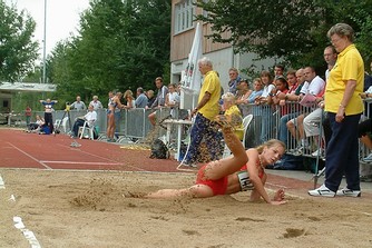 Doris Quack vom TSV Bayer Leverkusen sprang  5,55m weit