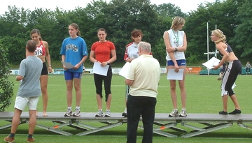 Die Siegerehrung im Weitsprung war leider nicht mehr komplett. Ganz rechts die Siegerin Katrin Krause, dann Anke Wegener (2.), Anne Do (4.), Katja Brusch (5.), Nadine Altenfeld (6.) und Natascha Rother (8.)